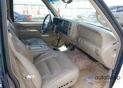 1998 Chevrolet Suburban 1500 z USA, uszkodzony, nr VIN 1GNEC16R5WJ301978